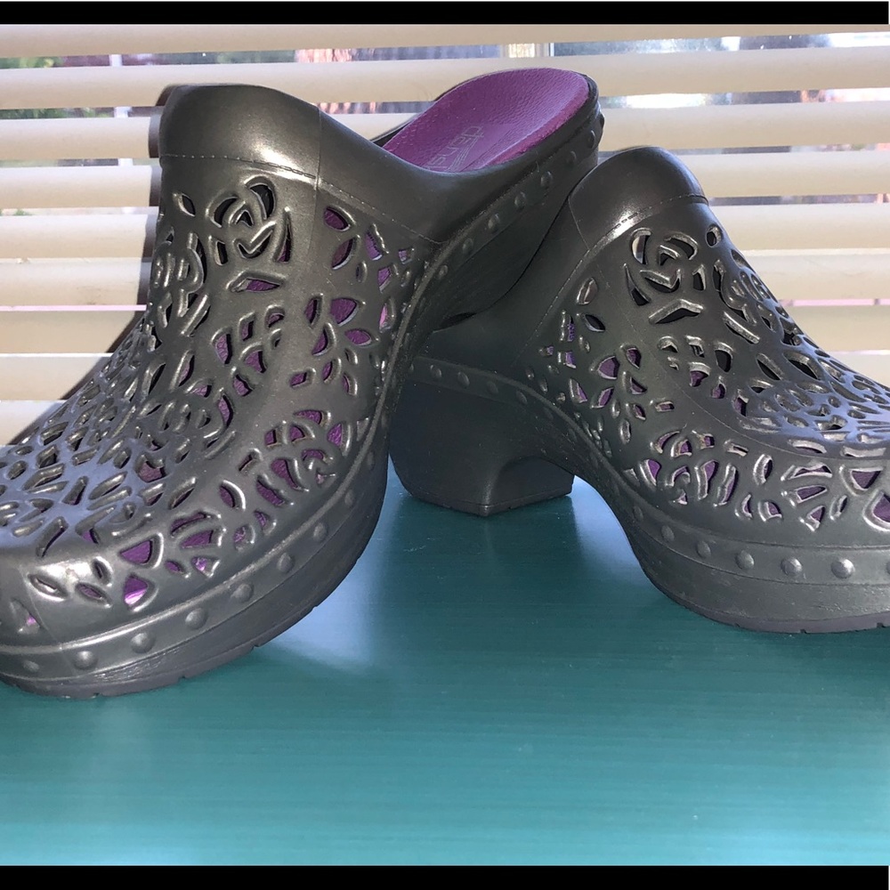 Grey Dansko Pippa clogs!